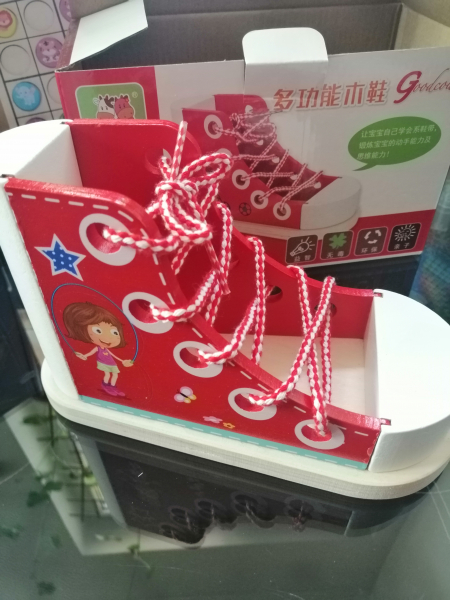 Joc Educational din Lemn  Invatam sa Legam Siretul Sneaker [10]