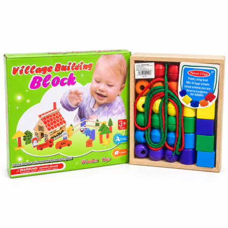 Idei de cadouri - Set cadou blocuri de construcție Village și mărgele de înșirat Melissa & Doug