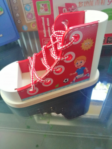 Joc Educational din Lemn  Invatam sa Legam Siretul Sneaker [8]