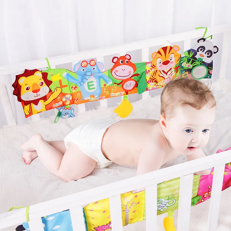 REDUCERI - Jucarie senzoriala bebe pentru patut tip carte de activitati cu animalute