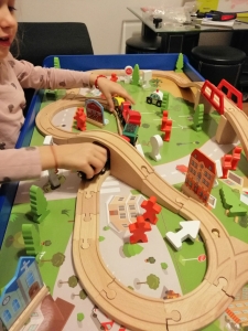 Masuta din Lemn Oraselul cu Tren si Accesorii [4]