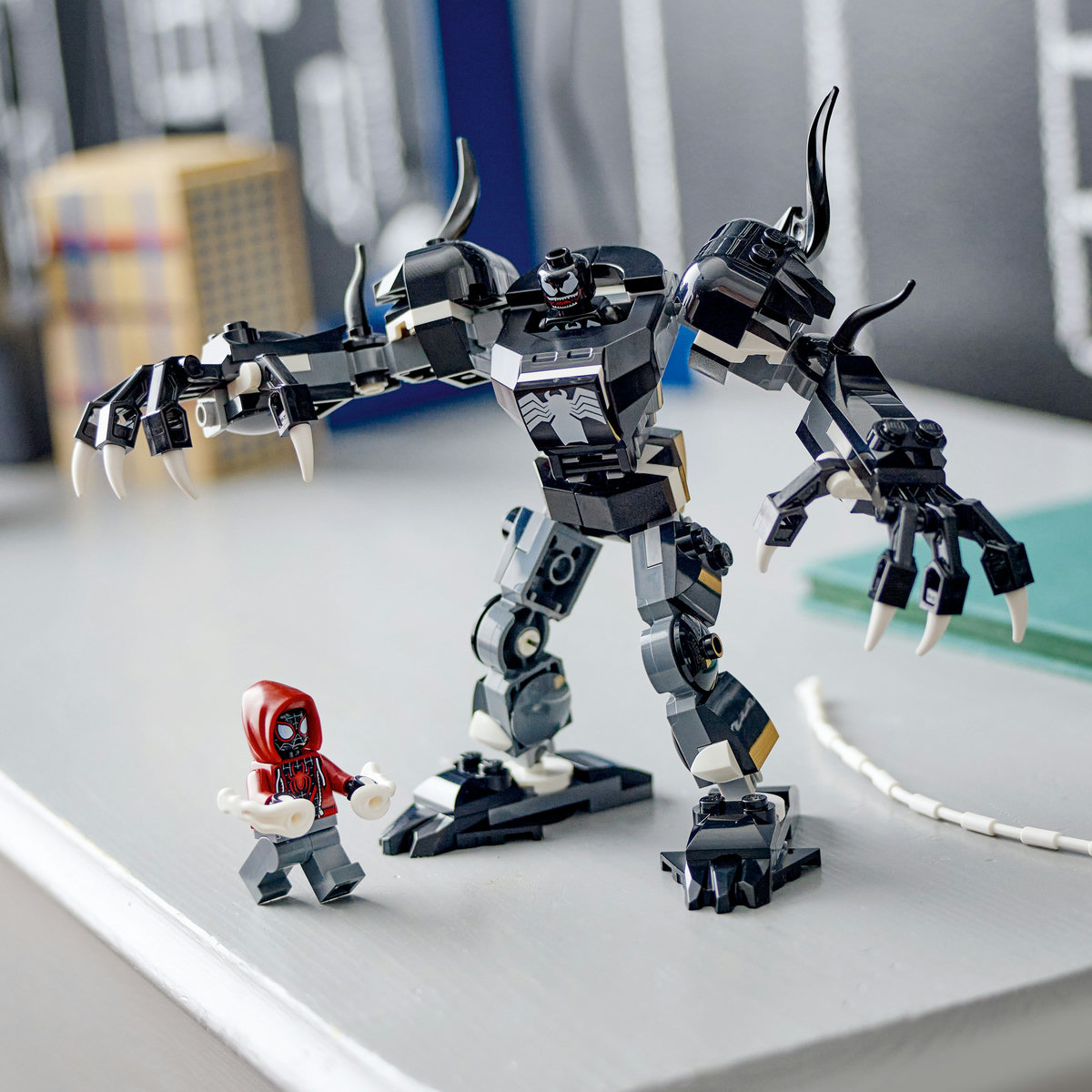  Armura de robot a lui Venom vs Miles Morales [6]
