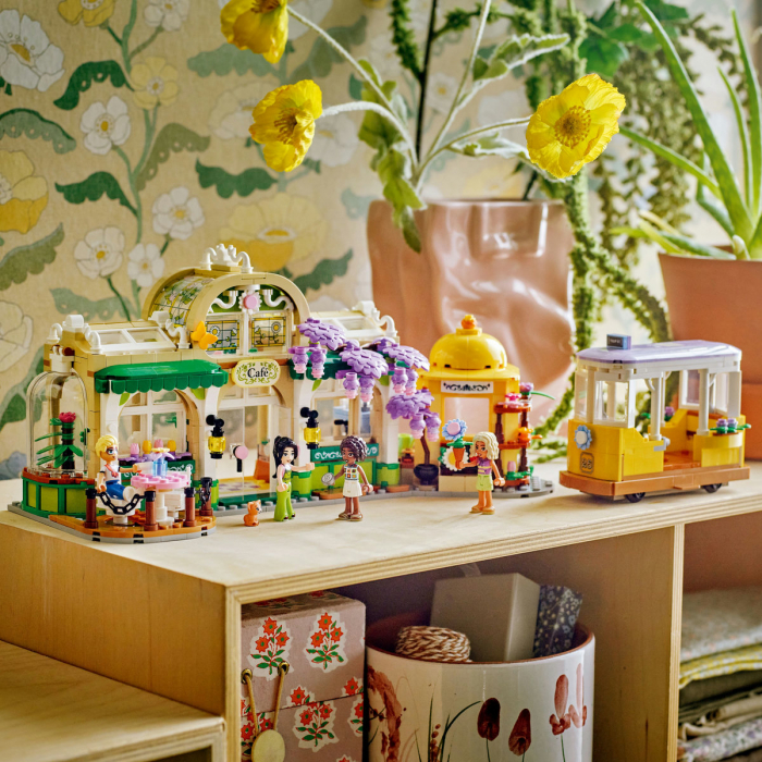  Cafenea cu multe plante şi florărie [8]