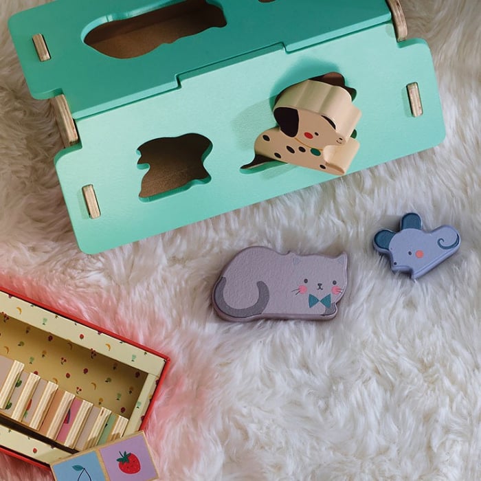 Casuta cu 4 animale din lemn - Design Sarah Betz - Vilac [2]