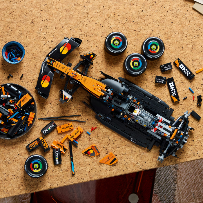 Mașina F1 McLaren MCL39 [8]