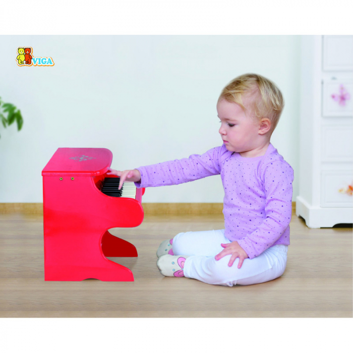 Pian rosu cu carte de muzica, Viga [2]