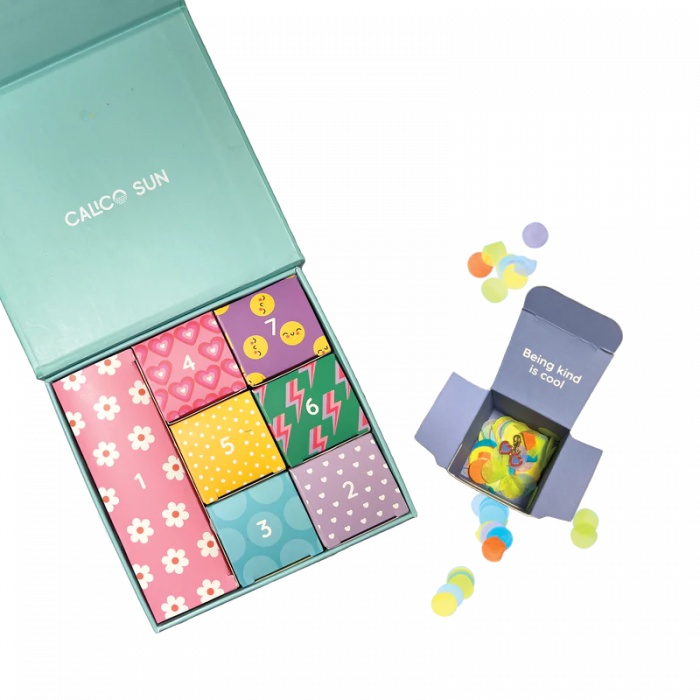 Set cadou bratara si charmuri - Calendar pentru sarbatorit evenimente - Cool To Be Kind [5]