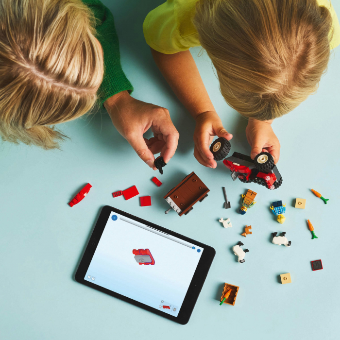  Tractor de ferma rosu cu remorca si oi [6]