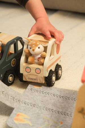 Ambulanta din lemn cu mini figurina, Egmont Toys [2]