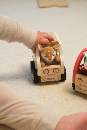 Ambulanta din lemn cu mini figurina, Egmont Toys [3]