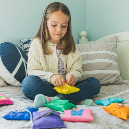 Joc tactil cu saculeti senzoriali - Invat sa ma imbrac [6]