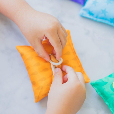 Joc tactil cu saculeti senzoriali - Invat sa ma imbrac [5]