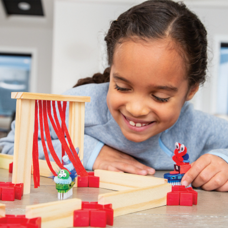 KEVA Maker Bot Maze, labirint cu piese de lemn și roboți motorizați [10]