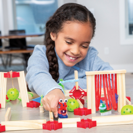 KEVA Maker Bot Maze, labirint cu piese de lemn și roboți motorizați [9]