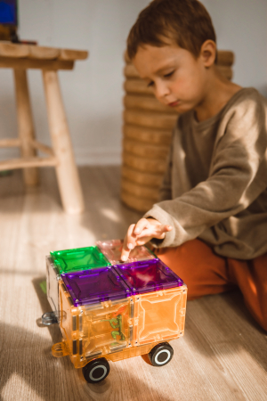 Set magnetic Magblox - 2 sasiuri magnetice accesorii pentru constructie cu roti de lemn - mov si galben [11]