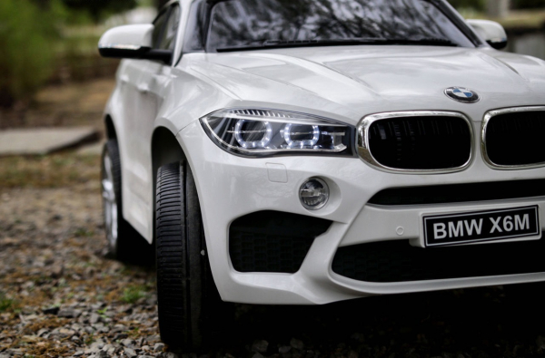 BMW X6M alb, o masinuta electrica destinata copiilor intre 2 si 6 ani [5]