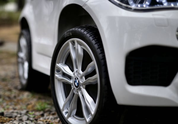 BMW X6M alb, o masinuta electrica destinata copiilor intre 2 si 6 ani [6]