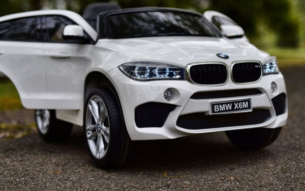 BMW X6M alb, o masinuta electrica destinata copiilor intre 2 si 6 ani [2]