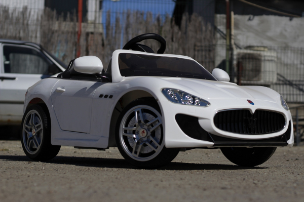 Masinuta electrica Maserati pentru copii alba [3]