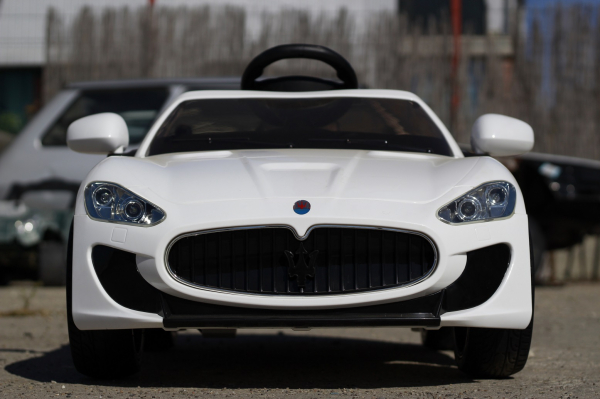Masinuta electrica Maserati pentru copii alba [2]