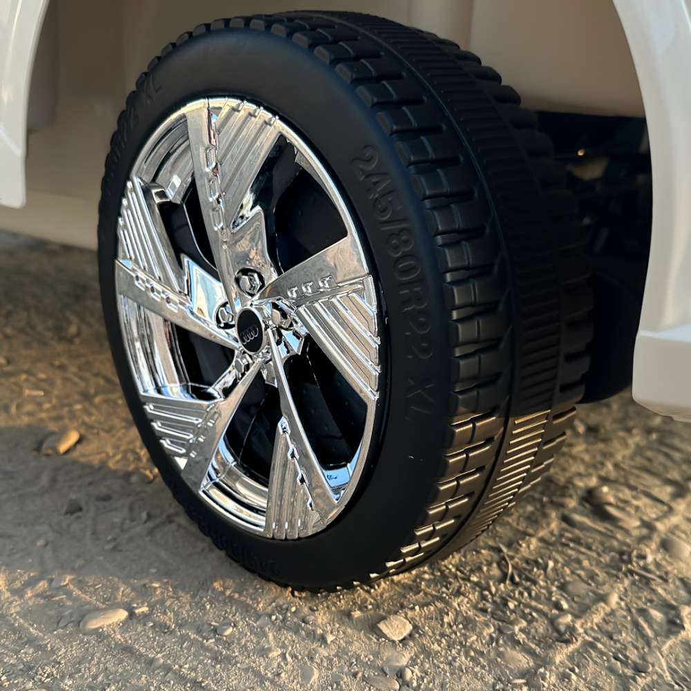 Masinuta electrica pentru copii Audi E-tron Sportback, cu echipare Premium, culoare alba [13]