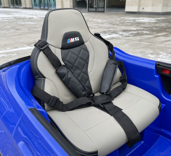 Masinuta electrica albastra pentru copii BMW M5, scaun tapitat si roti moi [5]