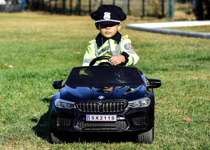 Masinuta electrica neagra pentru copii BMW M5, scaun tapitat si roti moi [17]
