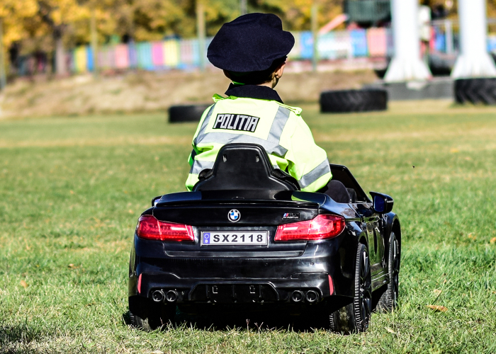 Masinuta electrica neagra pentru copii BMW M5, scaun tapitat si roti moi [16]