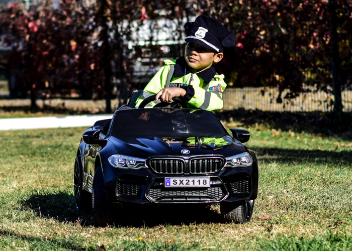 Masinuta electrica neagra pentru copii BMW M5, scaun tapitat si roti moi [15]