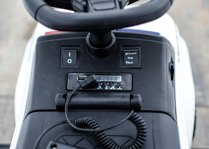 Masinuta electrica de politie Kinderauto Police 30W 6V cu megafon si music player, bluetooth, culoare Alb [11]