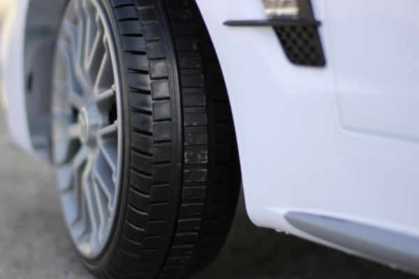 Masinuta electrica Mercedes SL65 AMG CU SCAUN TAPITAT #Alb [10]