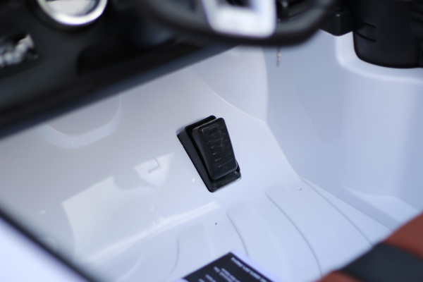 Masinuta electrica Mercedes SL65 AMG CU SCAUN TAPITAT #Alb [12]