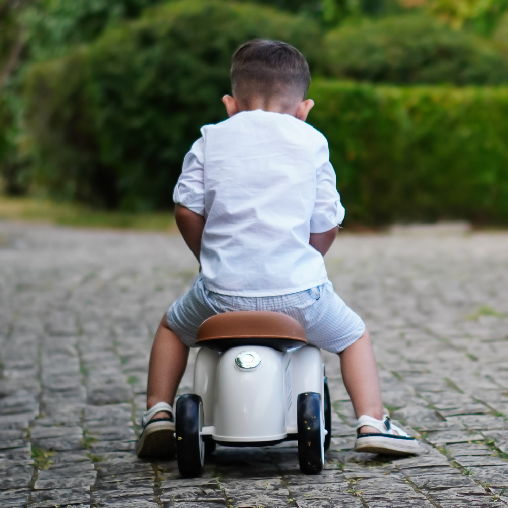 Masinuta premergator fara pedale, Kinderauto Retro Baby Car cu roti moi, alba [4]