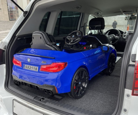 Masinuta electrica albastra pentru copii BMW M5, scaun tapitat si roti moi [21]