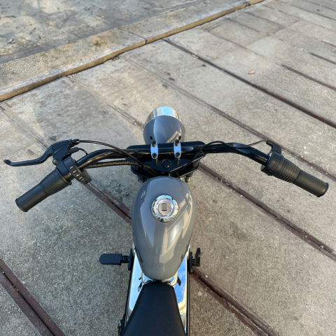 Motocicleta pentru copii Kinderauto Old School, 300W, 24V, cadru otel, roti moi gonflabile, bluetooth, scaun tapitat, gri [11]