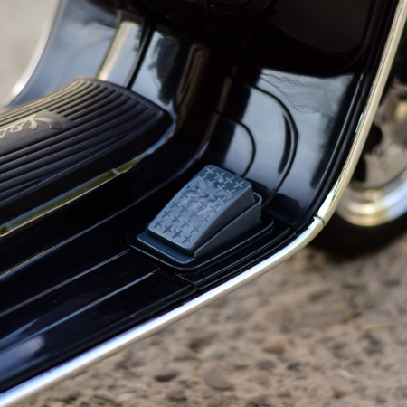 Scuter electric pentru copii Piaggio PX150, 70W, 12V, roti moi si scaun tapitat, echipare Premium, negru [9]