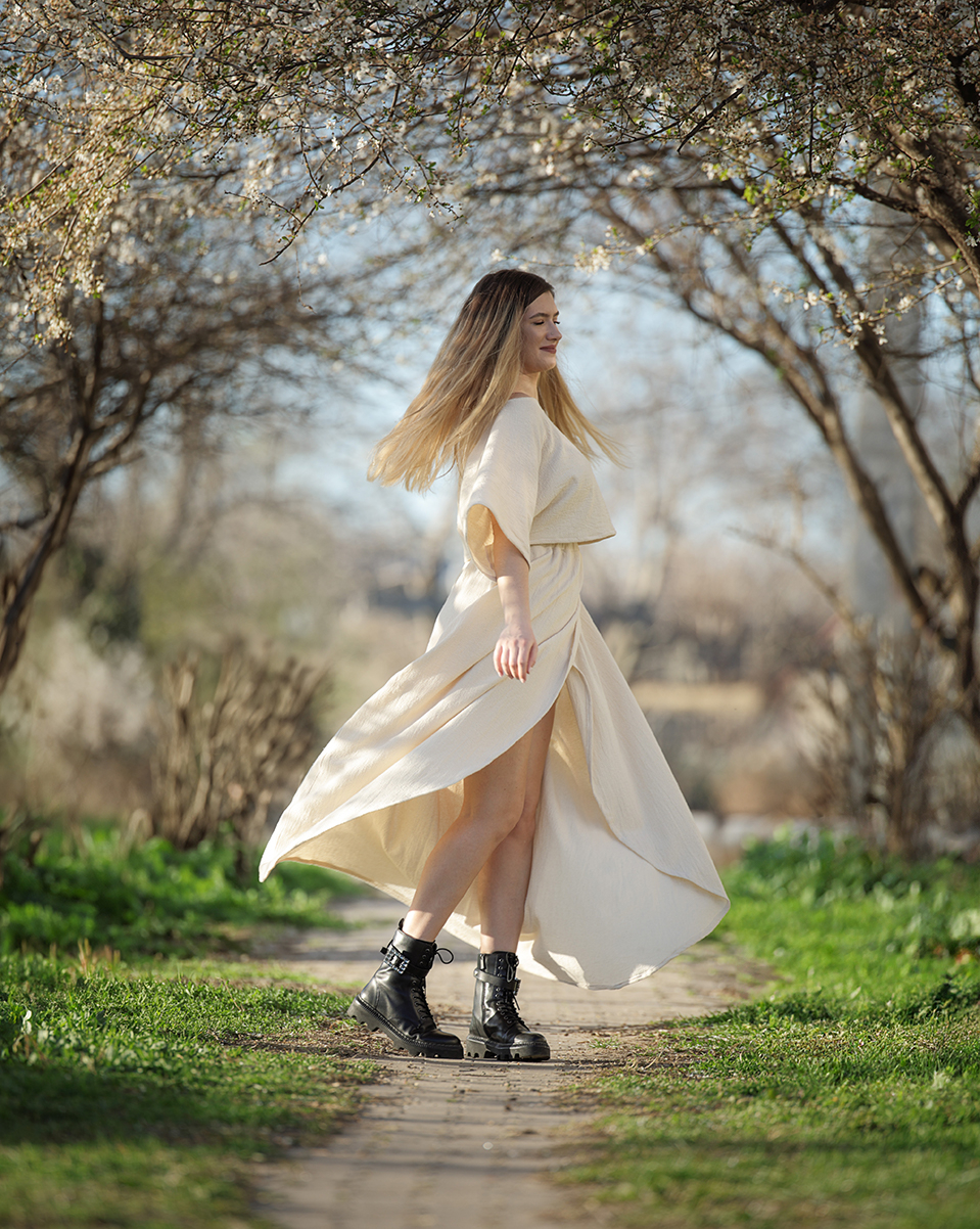 Compleu dama, elegant, din panza topita de bumbac, culoare crem, fusta lunga asimetrica, parte peste parte, bluza scurta, cu bretele din dantela [2]