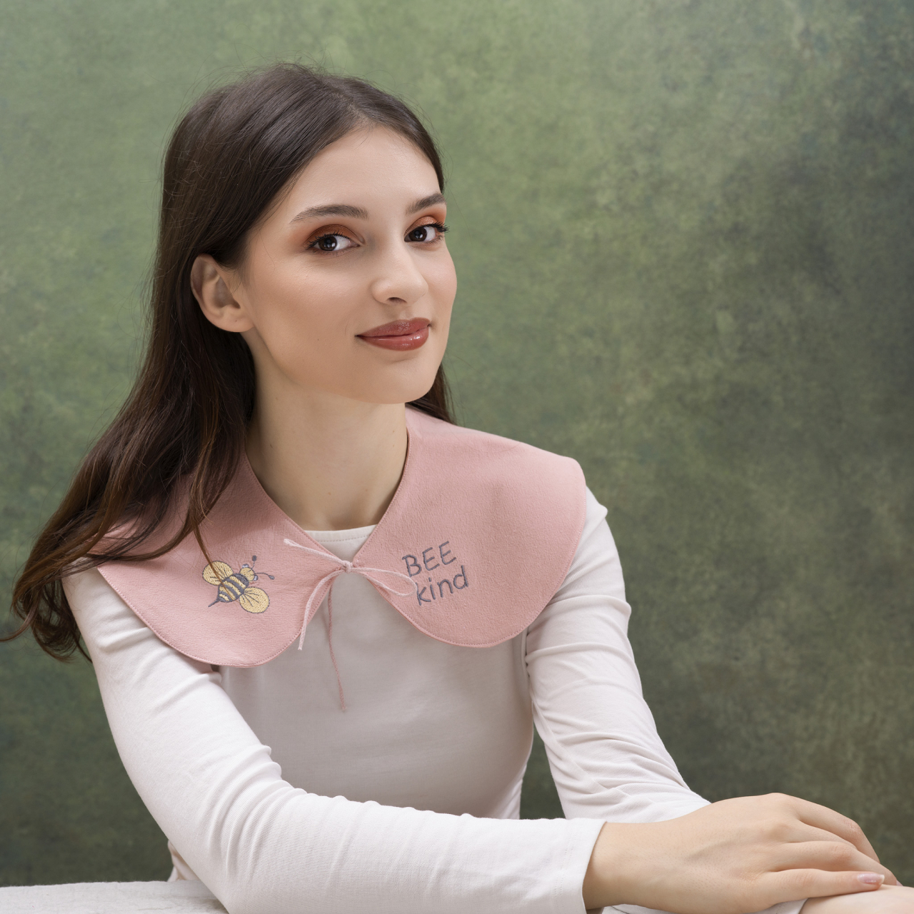 Guler detasabil, brodat, Roz pudrat, broderie cu creioane colorate in nuante pastel, se leaga cu snur, colturi rotunjite [3]