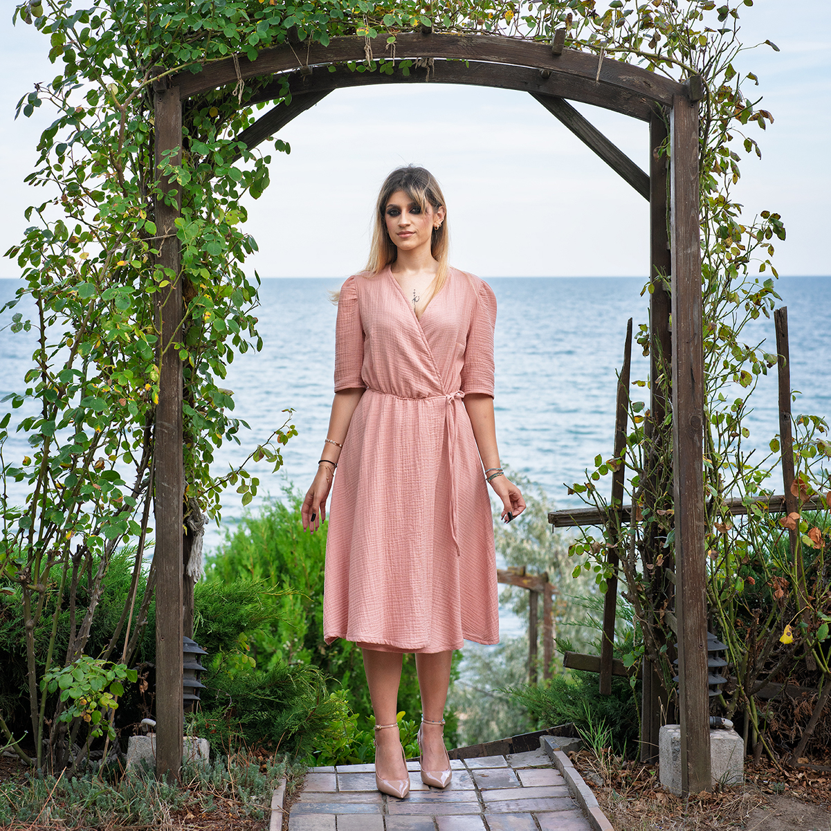 Rochie femei, eleganta, midi, din muselina, culoare roz pamantiu, parte peste parte [4]