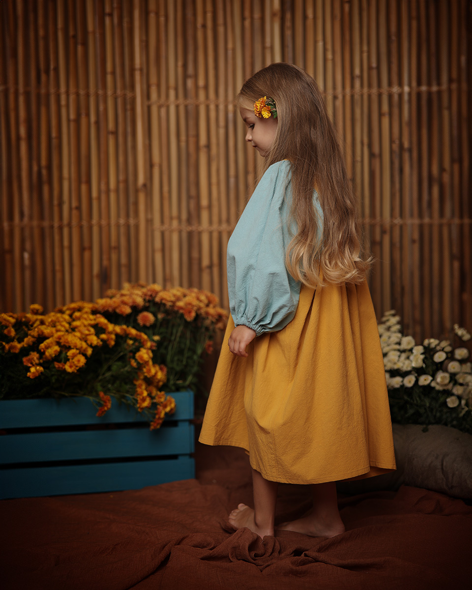 Rochiță fete, galben ocru, maneci lungi albastru, model oversize, lungime midi [2]