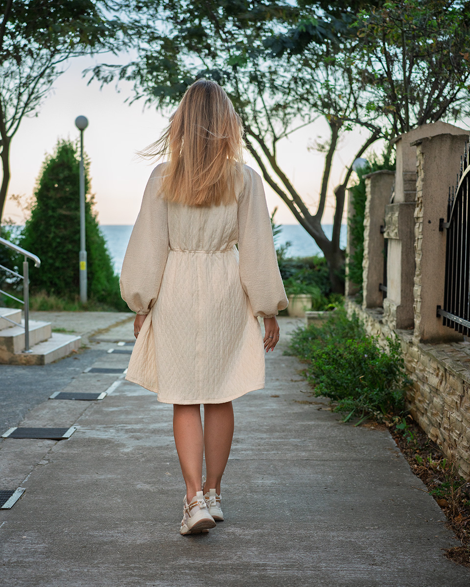 Rochie femei, midi, dinmuselina, culoare crem, talie cambrata [3]