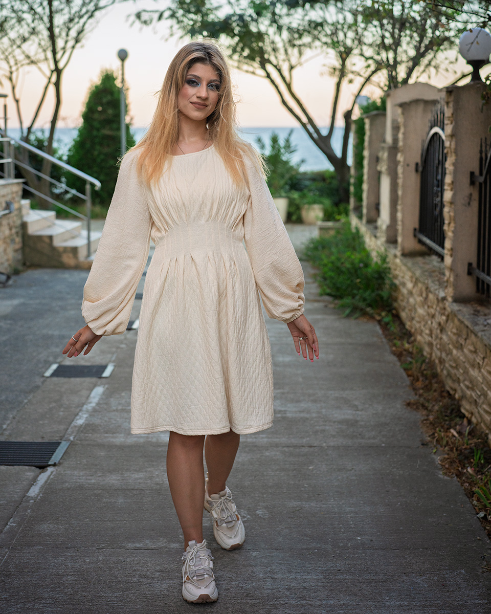 Rochie femei, midi, dinmuselina, culoare crem, talie cambrata [1]