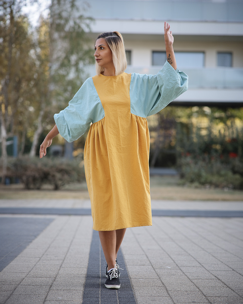 Rochie oversize, galben ocru cu maneci albastru scandinav, lungime medie, maneci largi si lungi [3]