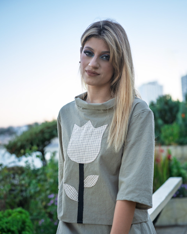 Bluze - Bluză damă, din pânză topită, cu mâneci largi, culoare grej, cu aplicatie lalea