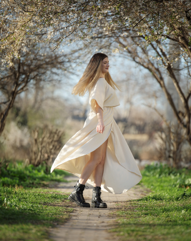Compleu dama, elegant, din panza topita de bumbac, culoare crem, fusta lunga asimetrica, parte peste parte, bluza scurta, cu bretele din dantela [1]