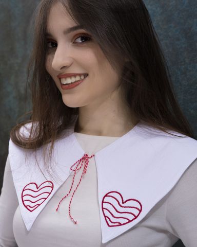 Guler detasabil - Guler detasabil, brodat, alb, broderie cu inimioare, se leaga cu snur, colturi ascutite