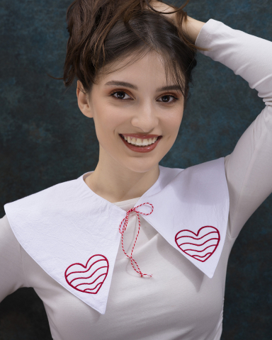 Guler detasabil, brodat, alb, broderie cu inimioare, se leaga cu snur, colturi ascutite [1]