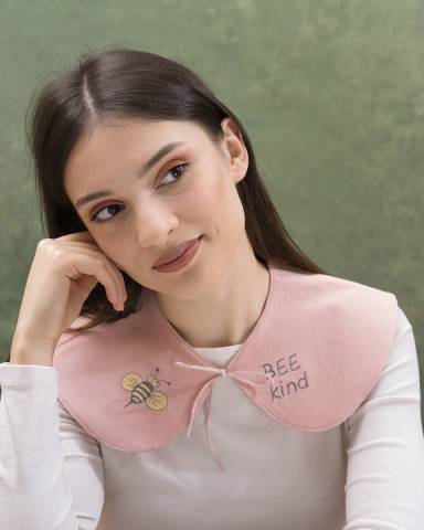 Guler detasabil, brodat, Roz pudrat, broderie cu creioane colorate in nuante pastel, se leaga cu snur, colturi rotunjite [1]