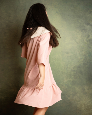Rochita Pretty In Pink, cu buzunare, lungime medie, culoare roz, guler crem, volan in partea de jos, maneca 3/4 [2]