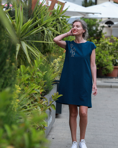 Rochii - Rochie femei, cu spatele decupat, croială dreaptă, de zi, din pânză topită, Sexy Back - o rochie deapta cu decolteu in forma de v la spate, lungime pana la genunchi, cu o broderie haioasa, are buzunare, facuta din panza topita carpatin